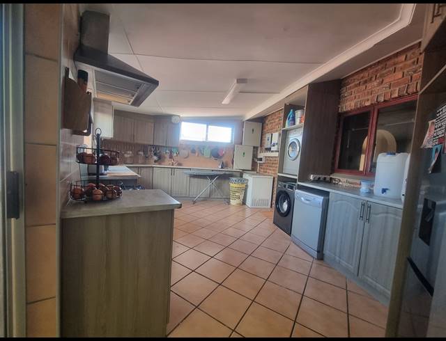 6 BEDROOM FREESTANDING FOR SALE IN HEIDERAND
